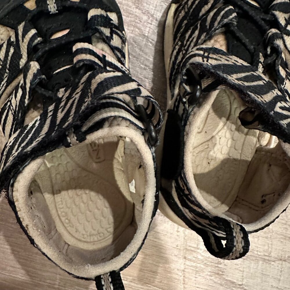 KEEN TODDLER GIRL ZEPRA STRIPE SHOES SANDALS SIZE 6 BLACK CREAM - Picture 9 of 11